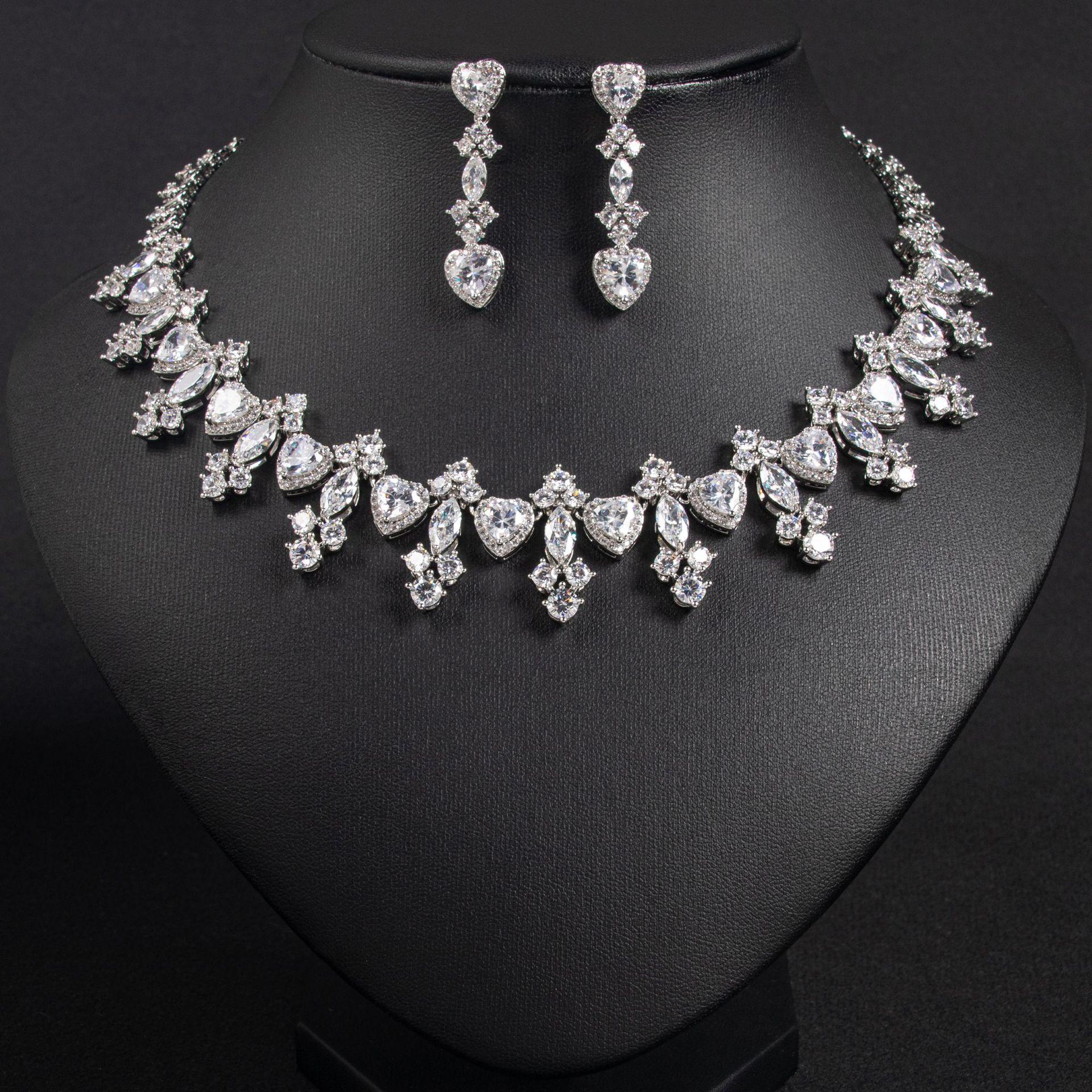 

Женский комплект из ожерелья и серег с цирконом в виде капли воды, модный и элегантный дизайн в стиле легкой роскоши, универсальный и с уникальным чувством дизайна.