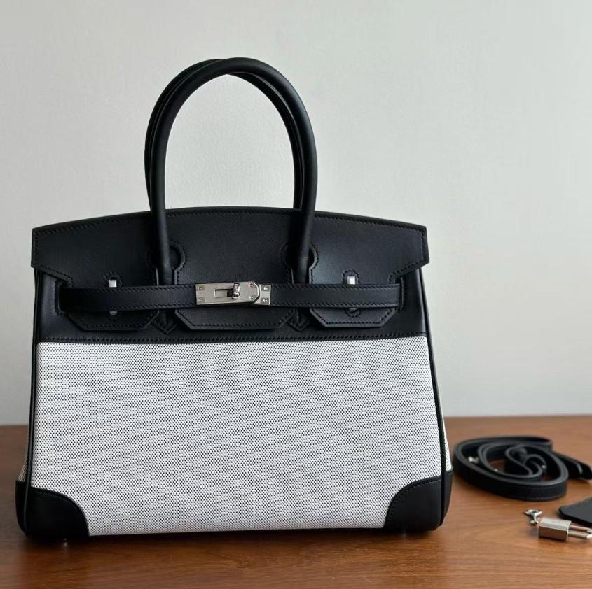 Geantă de mână nouă în stil european din piele de vacă Swift strat superior, cu patchwork cusut. Geantă de mână de înaltă calitate pentru femei, 25-30 cm înălțime.