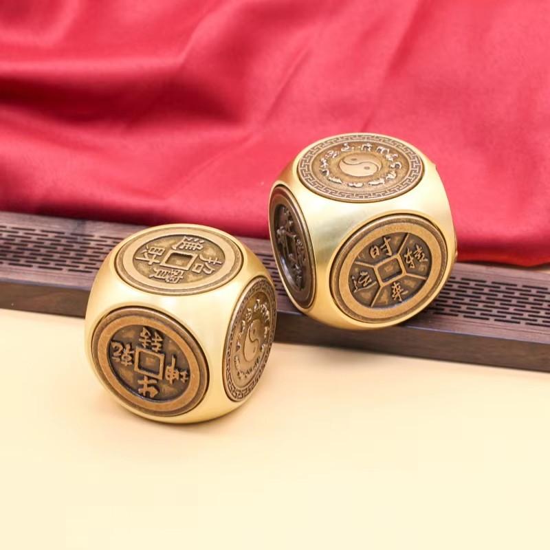 Moeda Giratória da Sorte de Seis Faces em Latão, Brinquedo Fidget, Ferramenta Sensorial para Foco e Alívio do Estresse, Presente de Fortuna Feng Shui para Adultos