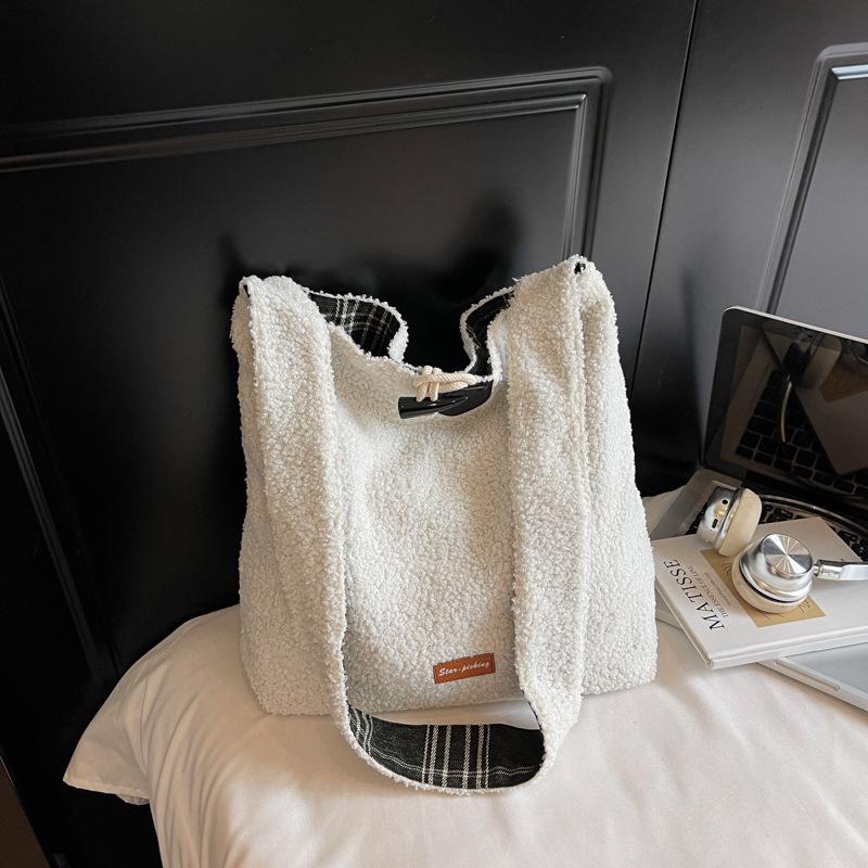 Korean version of lazy wind tote bag women's 2025 autumn new large-capacity plush shoulder crossbody plaid cloth bag
