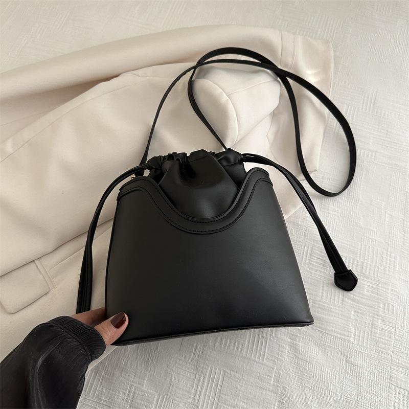Textured Retro Niche Design Bag Women's 2025 New Trendy Fashion Pumping Strap Shoulder Messenger Bag Underarm Bucket Bag