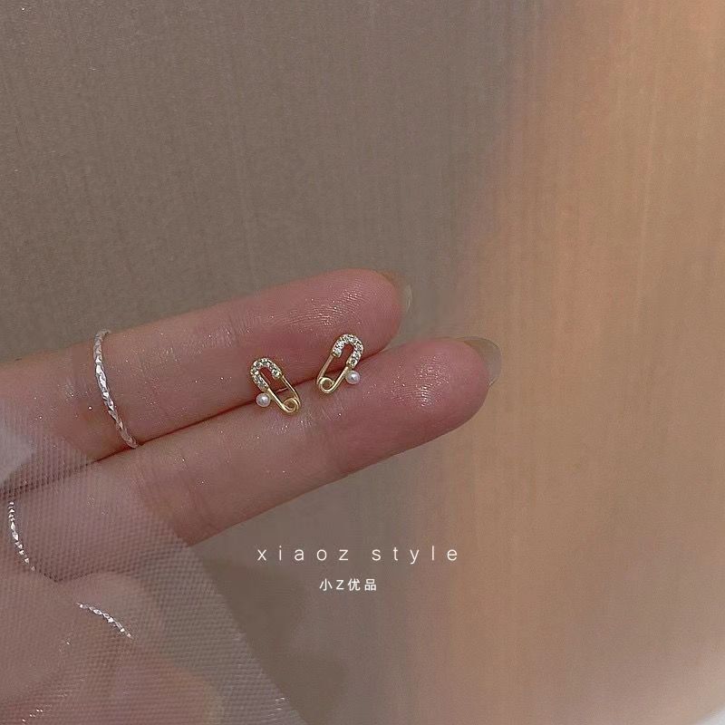 

Little cutie in the world does not need to take off mini small pins, pearl stud earrings, and exquisite earrings when sleeping.
