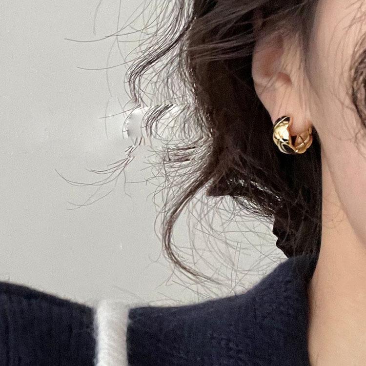 Retro Diamond Earrings: Fashionable, Cold Style Ear Clips with Silver Needles for Women; Trendy, Unique, Internet Celebrity Inspired Design.