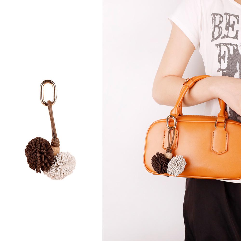 Portachiavi e Ciondolo per Borsa con Nappa a Forma di Palla di Bacca di Bayberry in Stile Zhang Yuanying