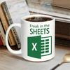 Fissato di Excel a letto, Tazza bianca, Caffè e tè per la colazione, Bicchiere d'acqua, Regalo di Natale, Calze della Befana