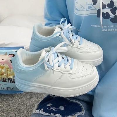 Petites chaussures blanches pour femmes ins tide à semelles épaisses fines respirantes niche 2024 été nouvelles chaussures en toile printemps et automne
