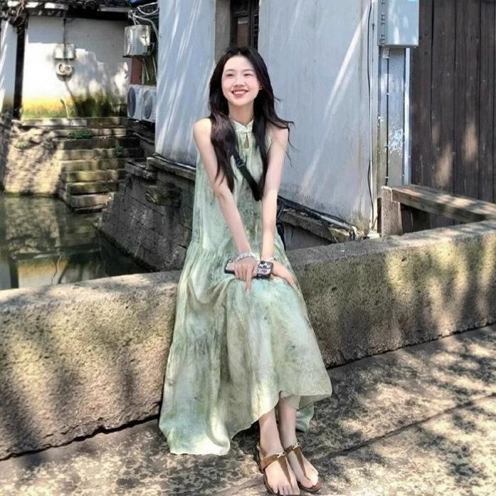 New Chinese women's sleeveless neck-hanging dress, cold and relaxed in early spring, wear a suspender green floral dress