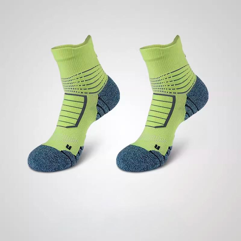 Men's Elite Plus Size Thickened Sports Socks: Mid-Calf Sweat-Absorbing for Autumn/Winter, Ideal for Basketball & Running
