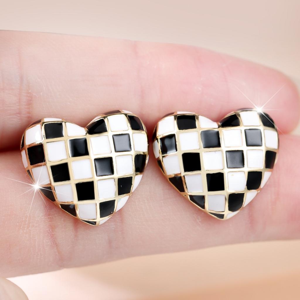 Hot-selling new women's checkerboard small ring earrings retro cold wind simple love stud earrings