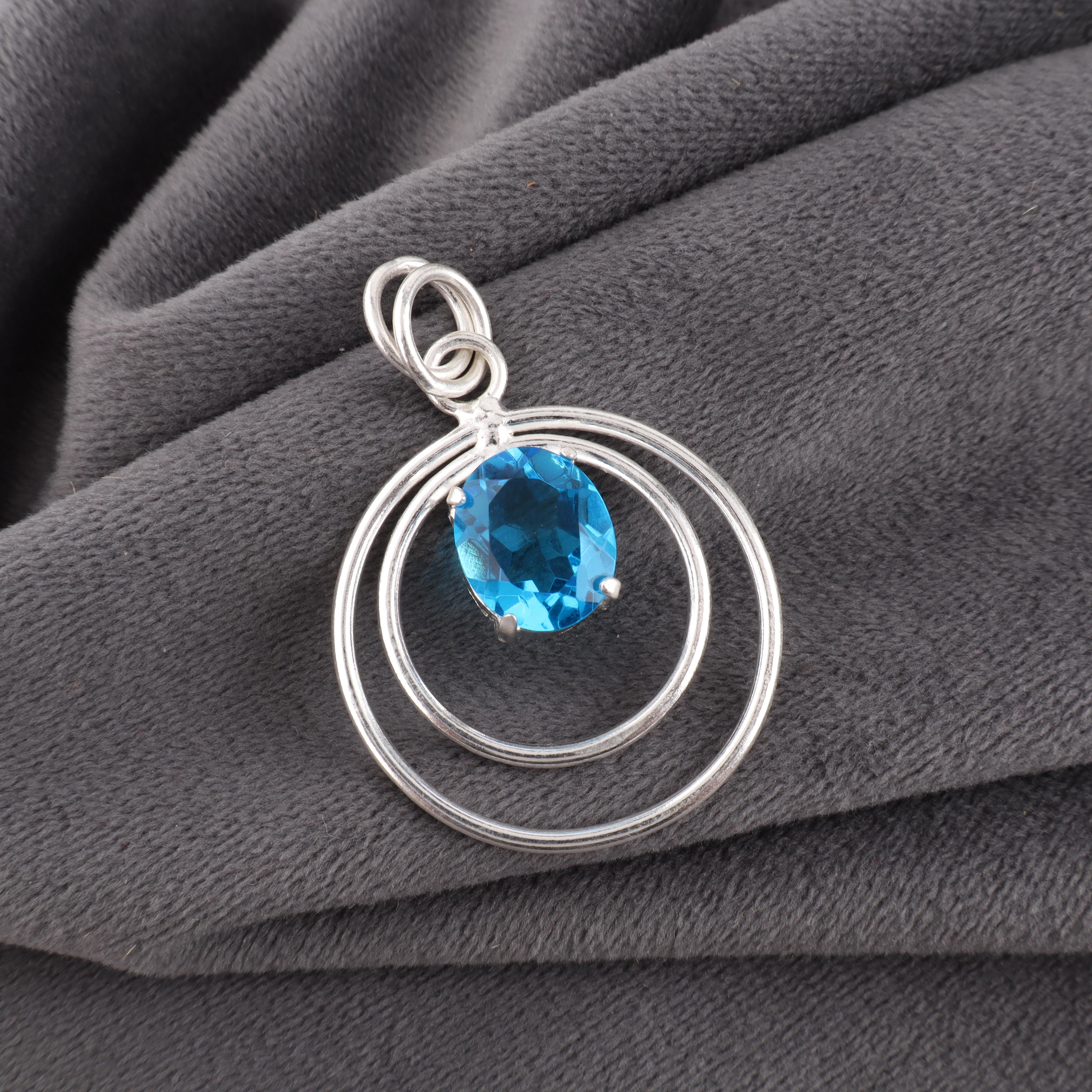 

Кулон с драгоценным камнем швейцарским голубым топазом, кулон из стерлингового серебра 925 пробы, ювелирное изделие ручной работы, серебряное украшение для подарка 1.65 Inches синий