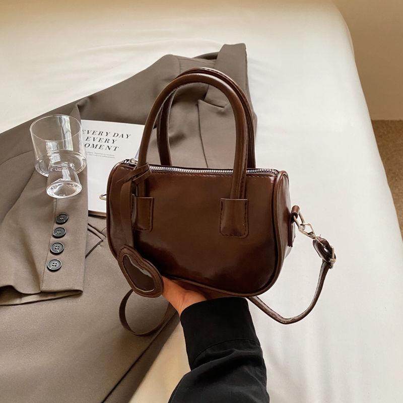 

Korean Small Square Bag 2025 New Summer Fashion Texture Niche Design One Shoulder Crossbody Portable Pillow Small Bag темно-коричневого кольору