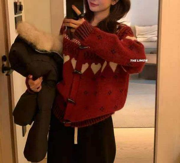 Women's Autumn/Winter Sweater: Heart Floral Print, Horn Buttons, Loose Fit, Slimming, Versatile Outerwear