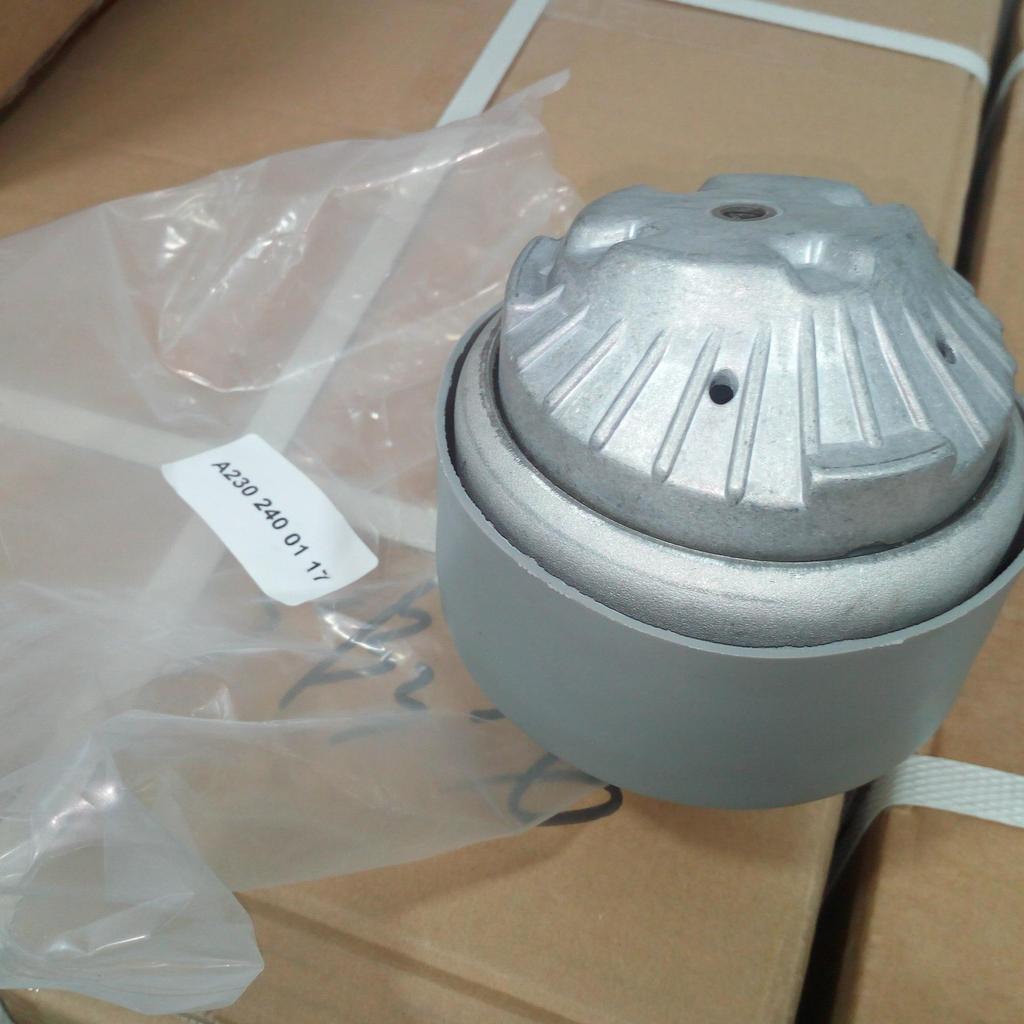 Front Axle Top Engine Mount Rubber Bushing/Foot for Mercedes-Benz 203/211 (2302400117)