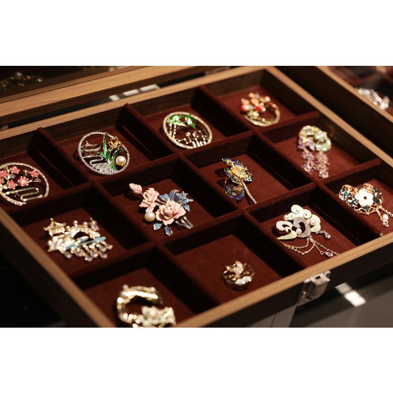 Bo Xin Yun Plum Blossom Brooch: Exquisite Retro Corsage Pin for Cheongsam & Suits