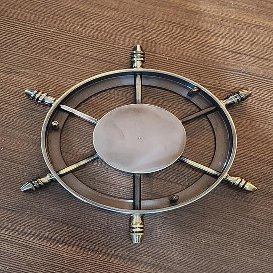 Begrenset utgave 15,24 cm kompass med Royal Navy-gravering og skipsratt samleobjekt