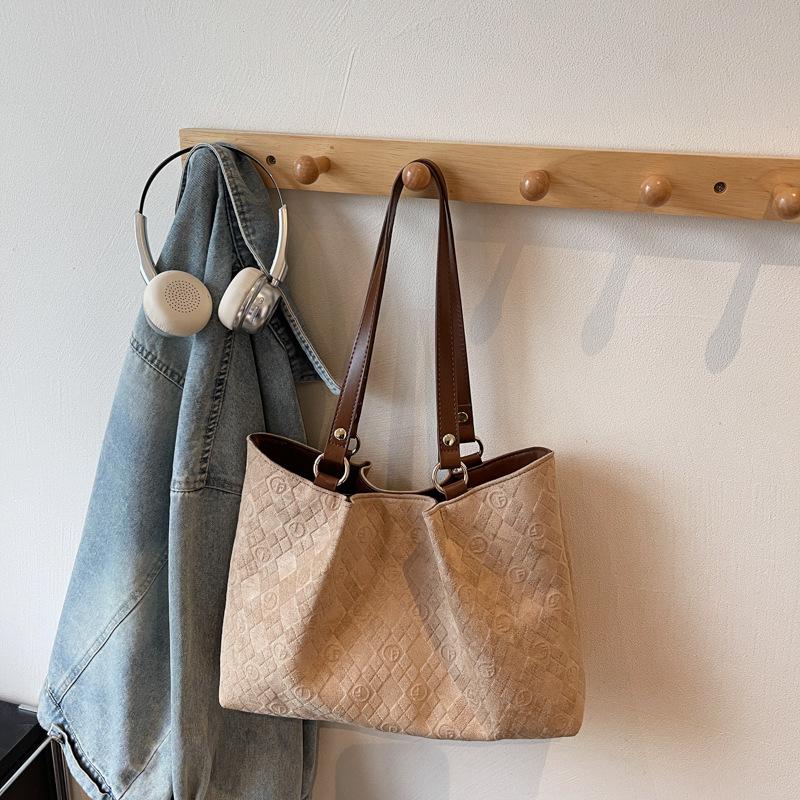 Commuter retro matte bag autumn and winter new large-capacity suede shoulder bag going out to work tote bag