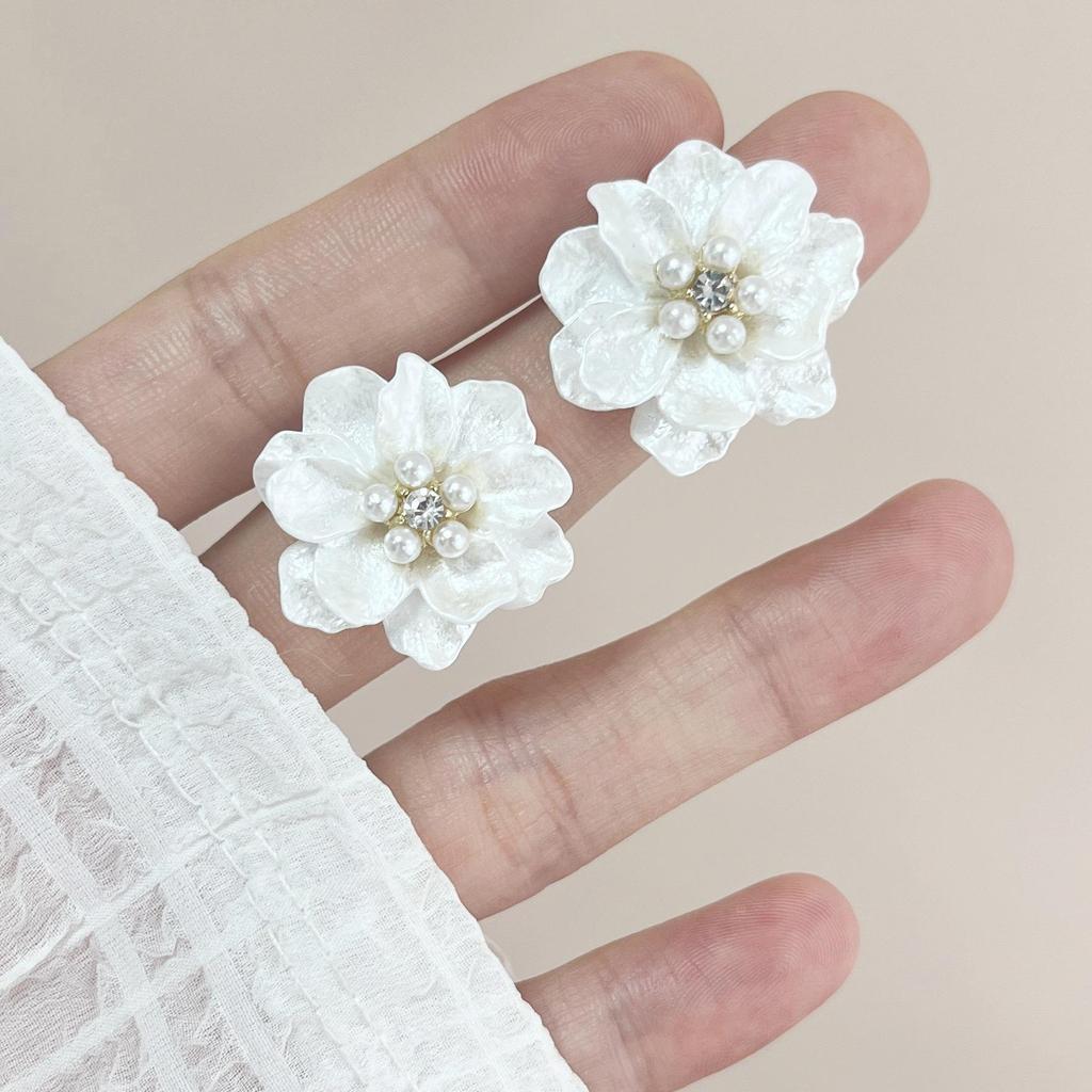 Vintage French Pearl No-Pierce Earrings: Elegant Luxury Clip-ons for Women