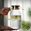 Europäische Vertikale Muster Glas Kaltwasserflasche Haushalt Transparentes Glas Große Kapazität Saft Getränkekrug Goldener Deckel Kühl Weiß Offener Eingesteckter Krug