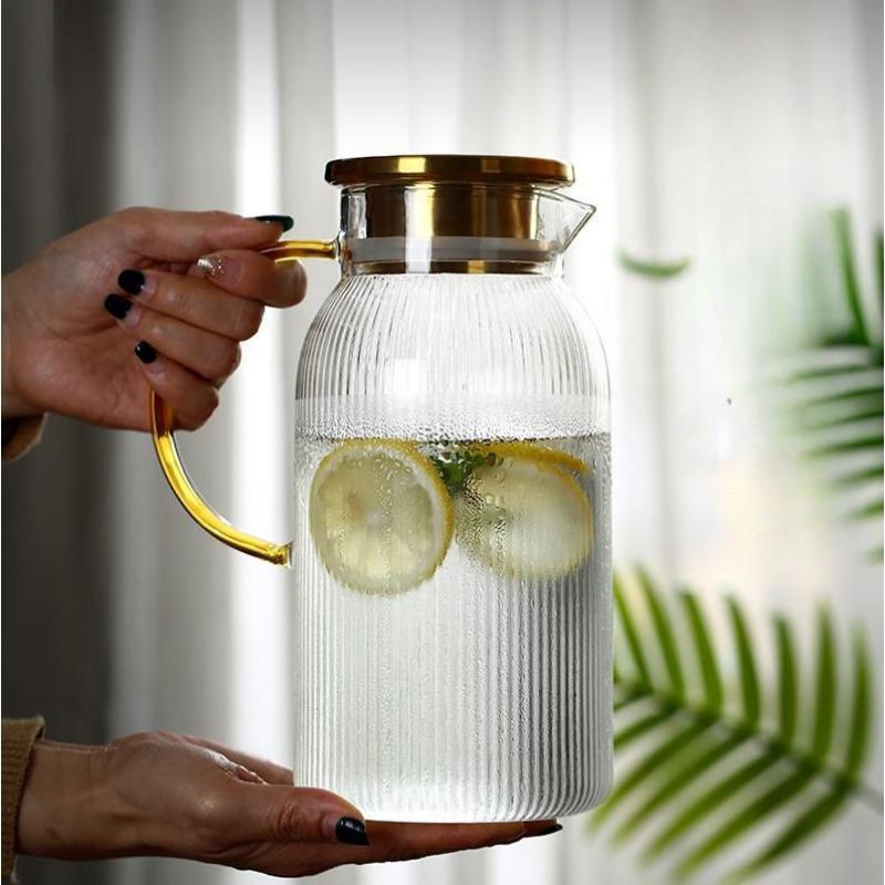 Europäische Vertikale Muster Glas Kaltwasserflasche Haushalt Transparentes Glas Große Kapazität Saft Getränkekrug Goldener Deckel Kühl Weiß Offener Eingesteckter Krug