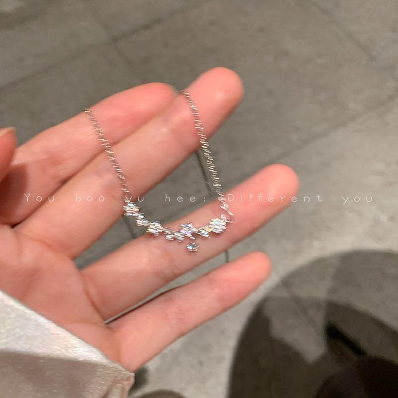 Doppellagige Schmetterlings-Schlüsselbeinkette: Eleganter Damen-Choker mit trendigem Nischen-Anhängerdesign  für 2024.