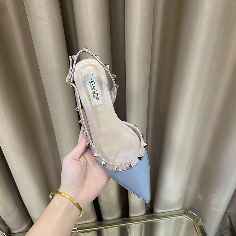 

Однословные сандалии с сумкой на голове женские весенне-летние новые заклепки плоская подошва острый носок лакированная кожа низкий каблук мелкий вырез одинарные туфли 40