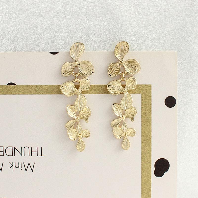 French Romantic Metal Flower Dangle Earrings: Light Luxury, High-End, and Fashionably Unique for Women