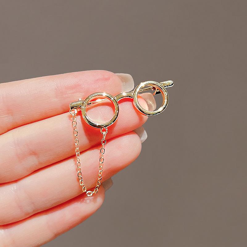 

Cartoon Cute Glasses Shaped Brooch Simple Multifunctional Personalized Collar Tassel Chain Lapel Pin Buckle Corsage Fashion Jewelry