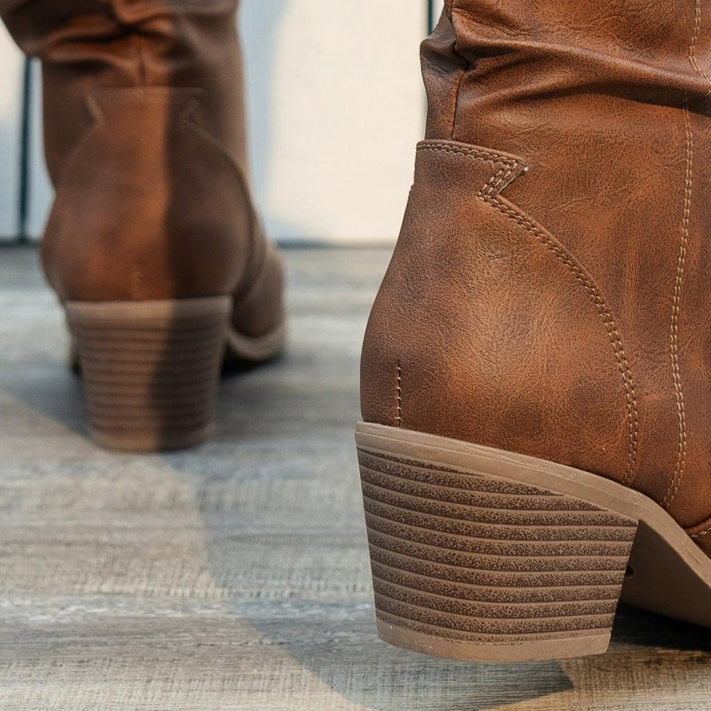 Botas western botas de couro cano alto plissado grosso com bico redondo feminino Europa e América