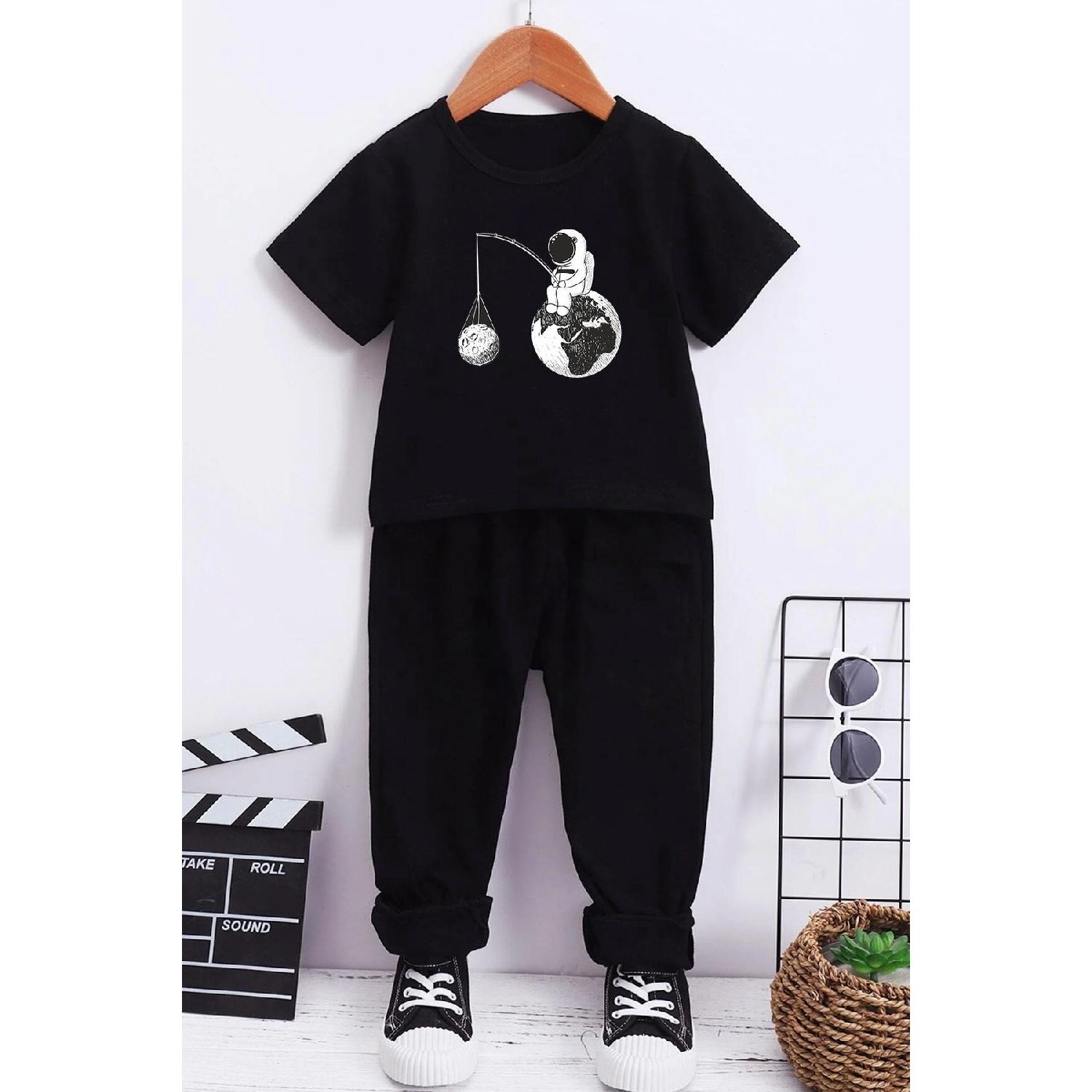 

Детский комплект нижнего и верхнего спортивного костюма в космической тематике 3-4 Yaş