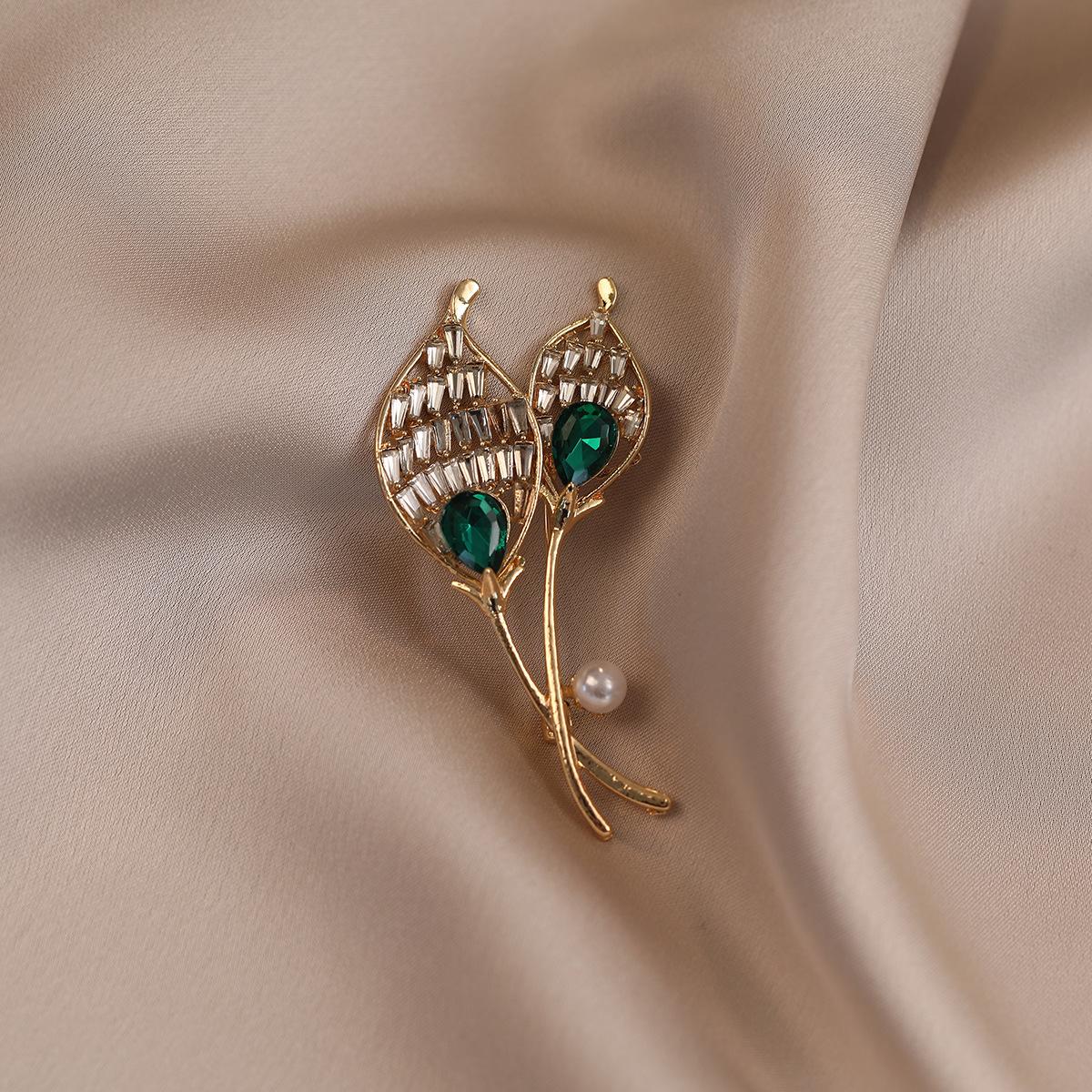 

Брошь «Зеленый тюльпан» излучает ощущение изысканности высокого класса. Нежная брошь со стразами — идеальный аксессуар для костюма.