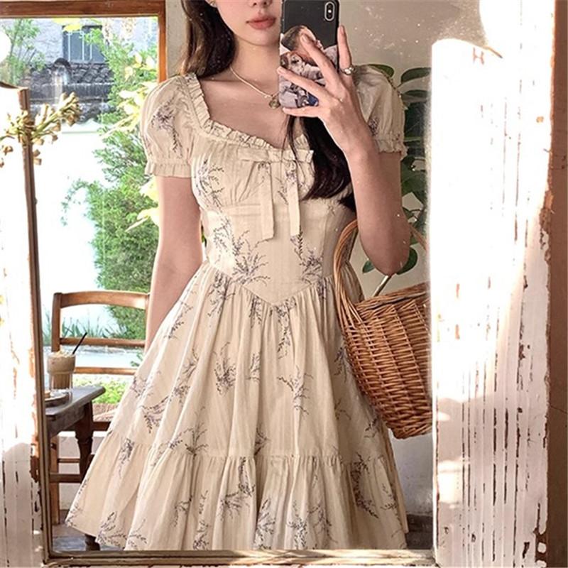 

Платье с цветочным принтом и квадратным вырезом во французском стиле. Милое праздничное платье. Повседневные платья для пляжного отдыха.