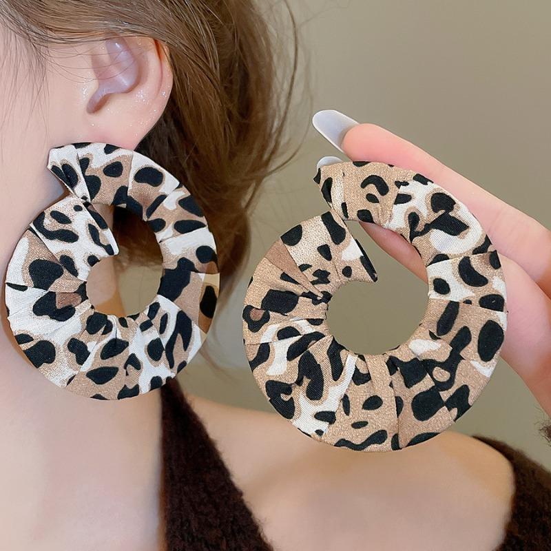 Orecchini a bottone geometrici rotondi con stampa leopardata in resina e pelle con ago d'argento moda autunno e inverno orecchini di nicchia di alta gamma da donna