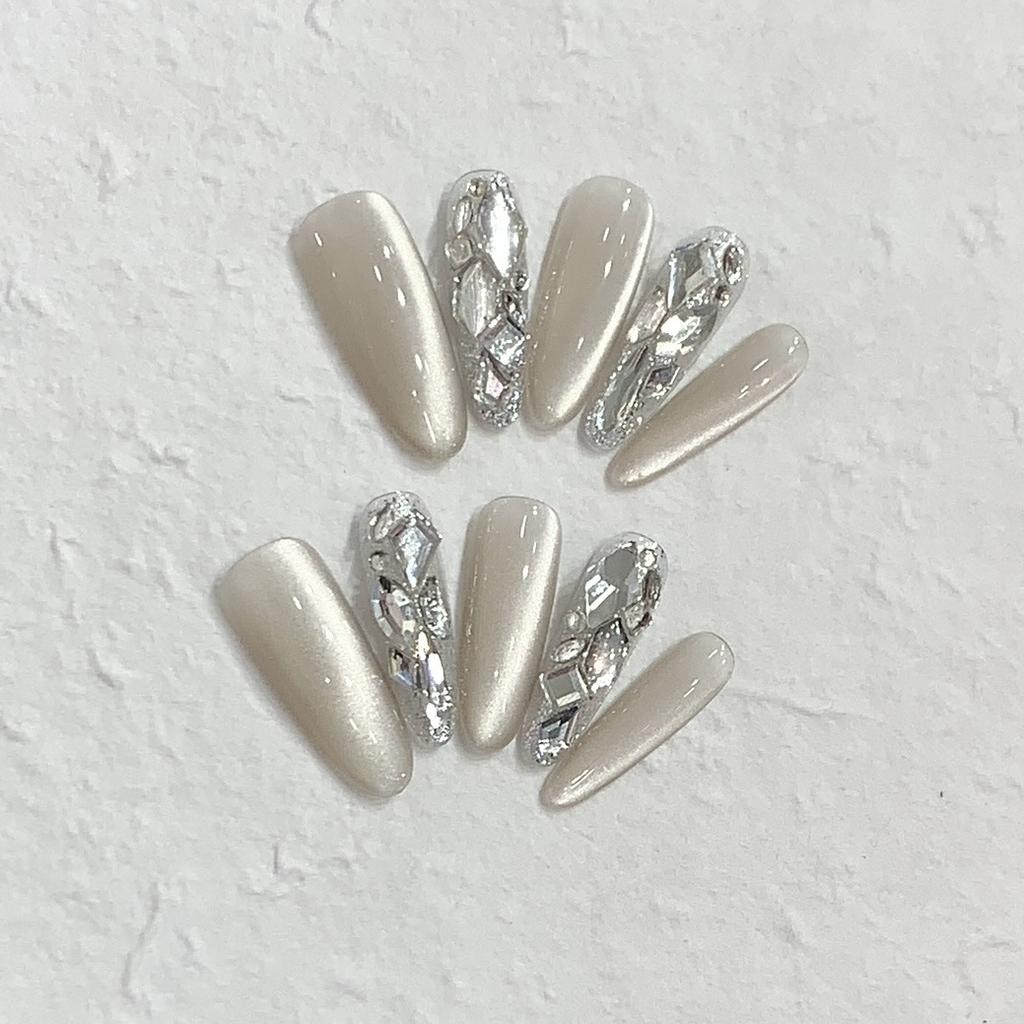 Cold and Noble Feeling of The Cat's Eyes, White Moonlight, Nails