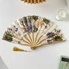 Traditioneller Chinesischer Tuschemalerei Faltfächer Tragbarer Bambusstoff Handfächer mit Blumenmuster und Quaste als Qipao-Accessoire