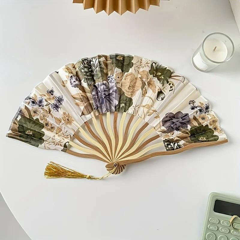 Traditioneller Chinesischer Tuschemalerei Faltfächer Tragbarer Bambusstoff Handfächer mit Blumenmuster und Quaste als Qipao-Accessoire