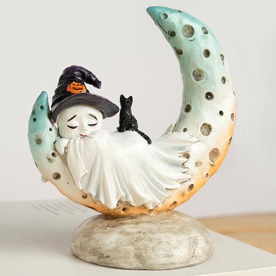 Sovende spøkelse på en månestatue Halloween-spøkelse sovende figur med svart katt Søt harpiksspøkelsesskulptur for hjemmebordhylledekor