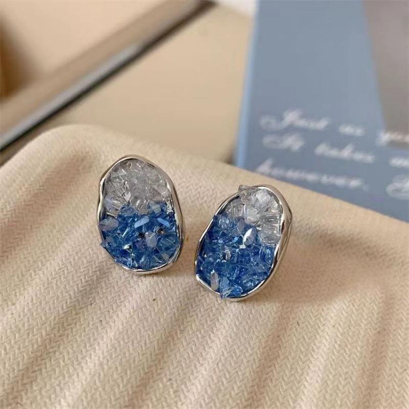 Trendy 2023 Crystal Stud Earrings in Sea Blue-Green Gradient - Light Luxury Fashion Accessories for Women синий