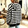 Maglione da donna vintage a righe con cappuccio e mezza zip