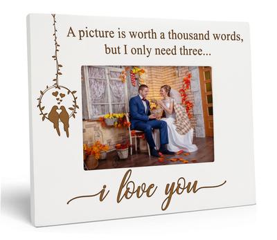 Darling Souvenir MADE WITH LOVE Gravírovaný Stolní Fotorámeček Dřevěný Citáty o Lásce Bílý Rámeček na Fotky Dárek K Dni Bratrů