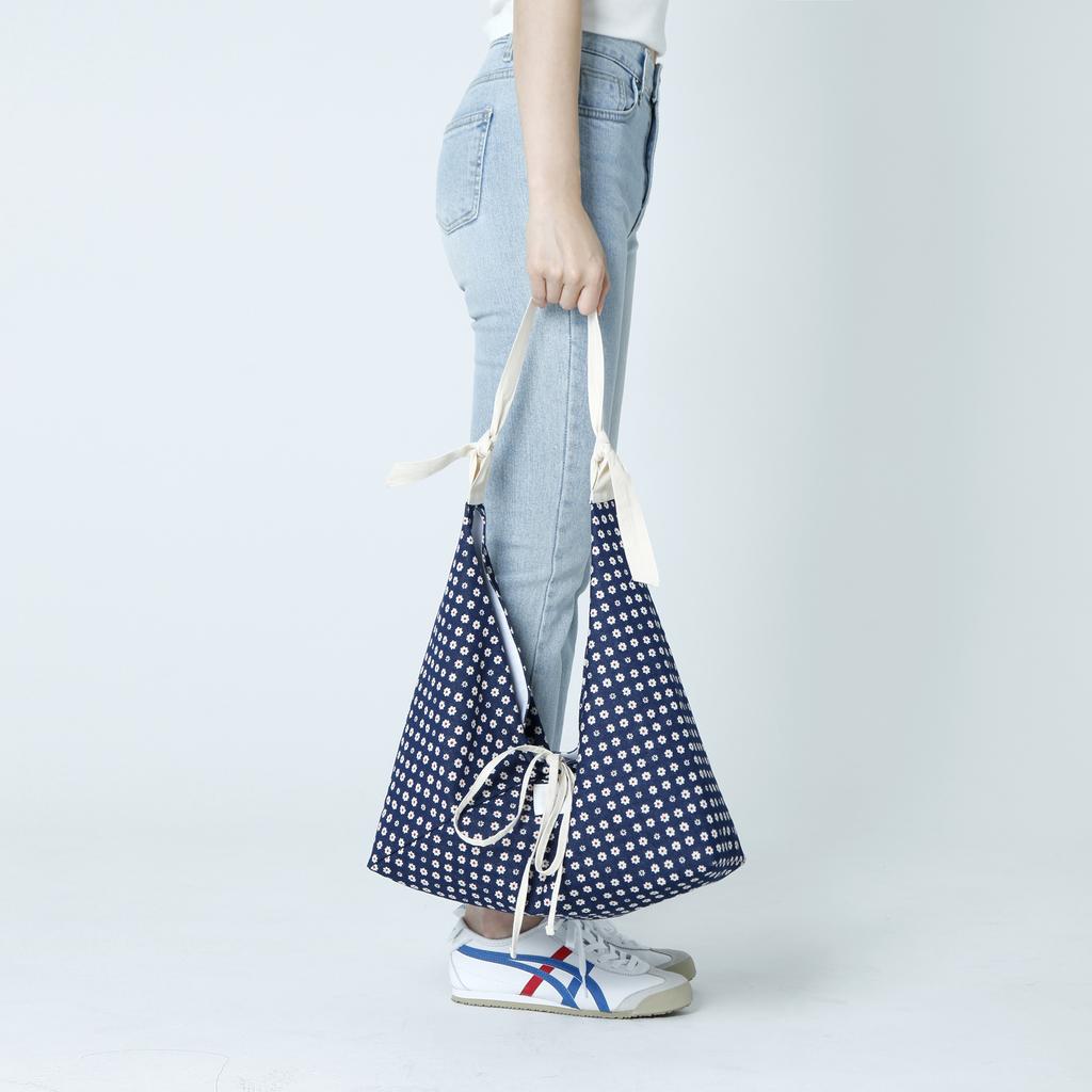 Atil Studio Denim Daisy Knot Shoulder Bag_[Dark Blue]