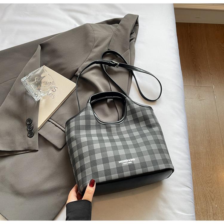Korean version plaid contrasting color handbag women's 2025 summer new niche design messenger bag simple shoulder bag