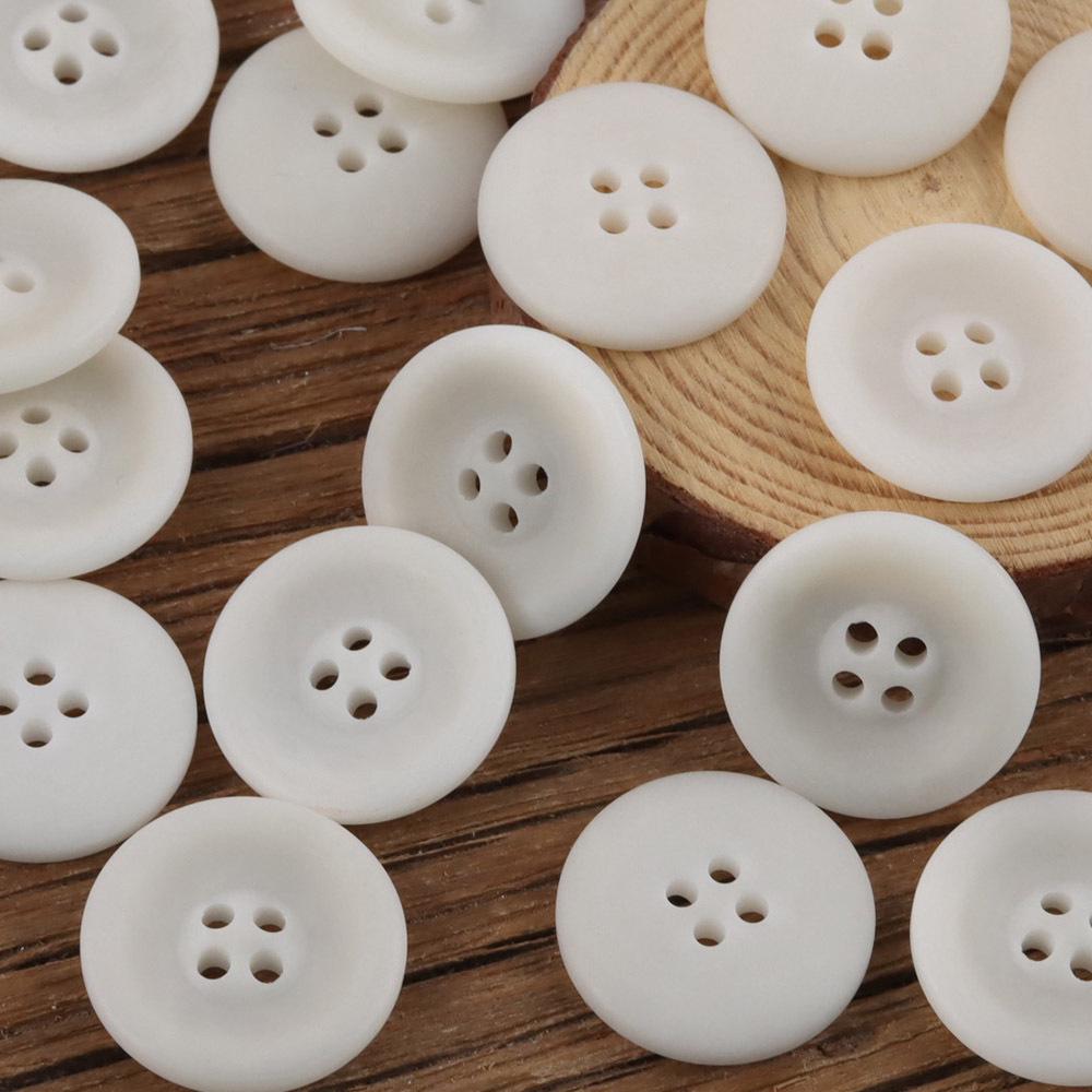 

Светло-серый минималистичный повседневный костюм с полуматовой отделкой и пуговицами на 4 отверстия