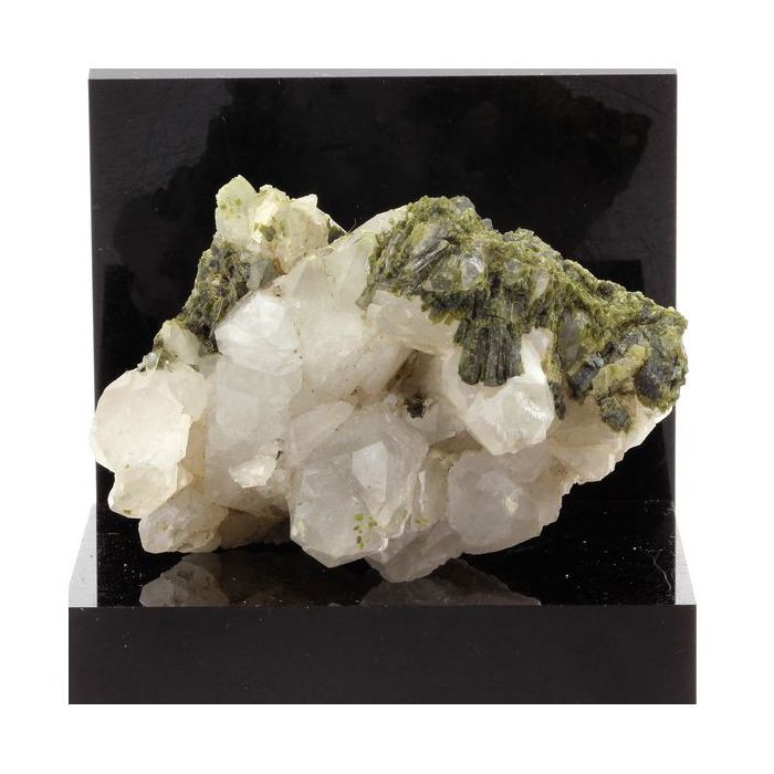 Pierres et Minéraux. Epidote + Quartz. 731.7 ct. Saint-Véran, Hautes-Alpes, France. Rare.