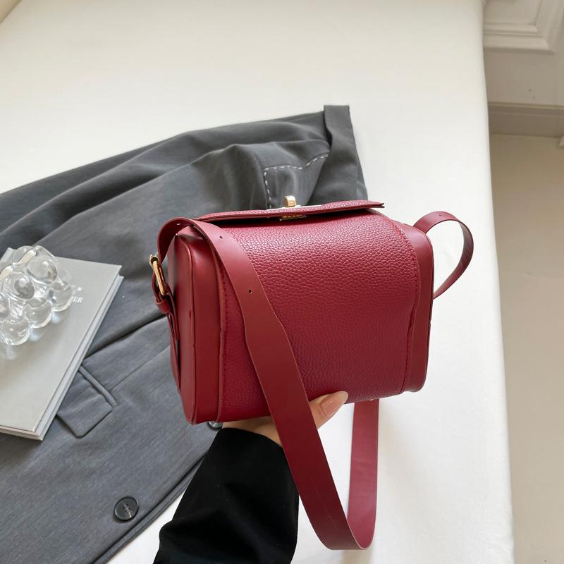 

Весенняя сумка высокого класса 2025 новая модная модная на плечо женская сумка текстурированная сумка-мессенджер универсальная маленькая квадратная сумка красный