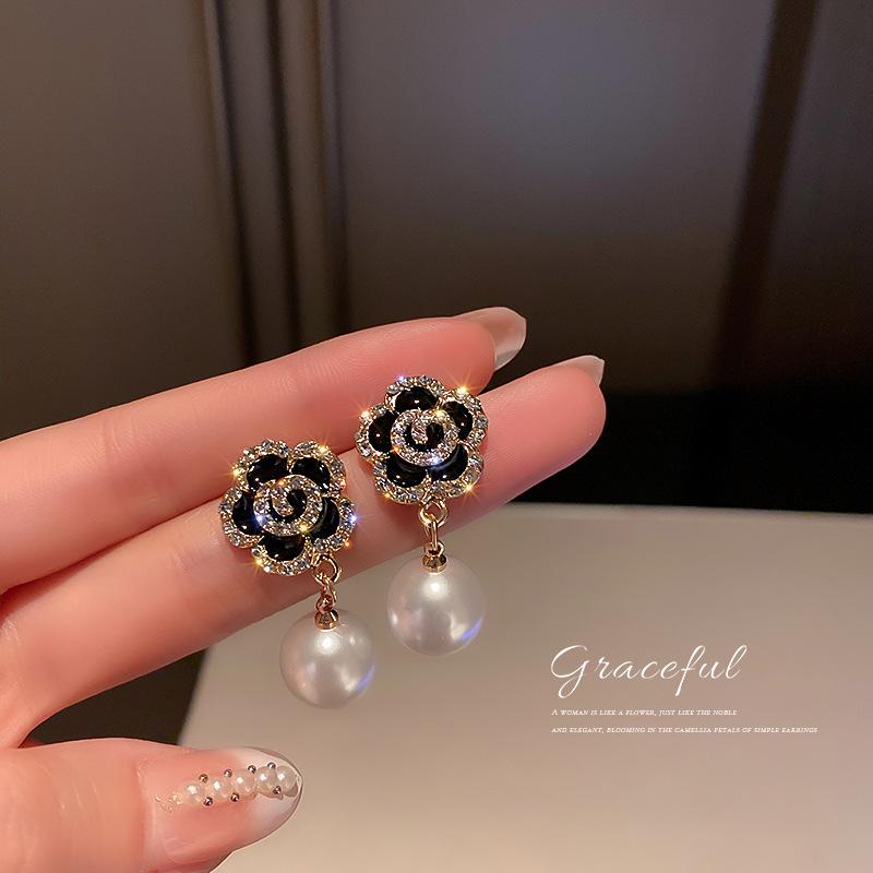 Boucles d'oreilles de luxe tendance 2024 accrocheuses pour femmes: Boucles d'oreilles à clous tendance et polyvalentes pour l'automne et l'hiver