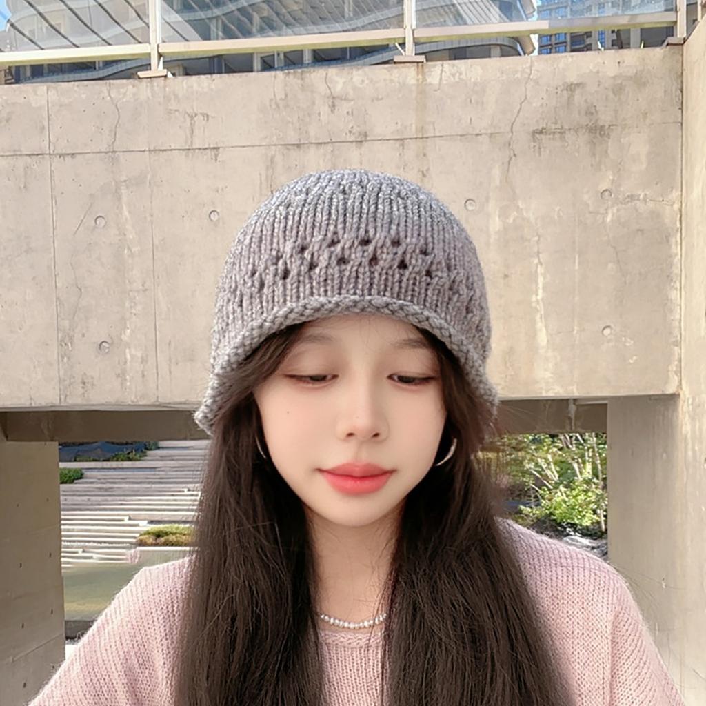 The New Woolen Pullover Hat Is Feminine  Warm and Ear Protecting. The Woolen Knitted Hat Makes The Face Look Smaller and Is A Retro Cold Hat