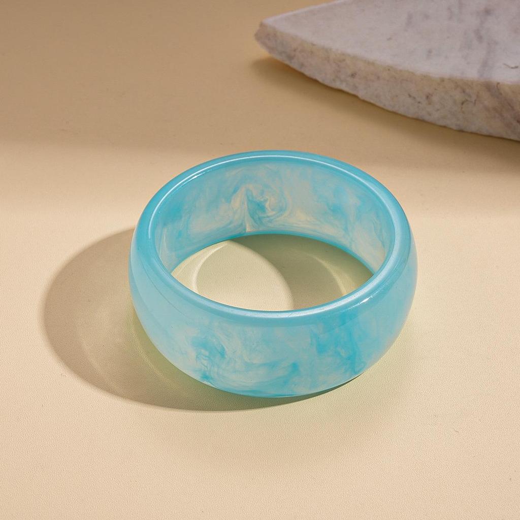 Unique Retro Resin Bracelet: Personalized Fashion Jewelry for Women