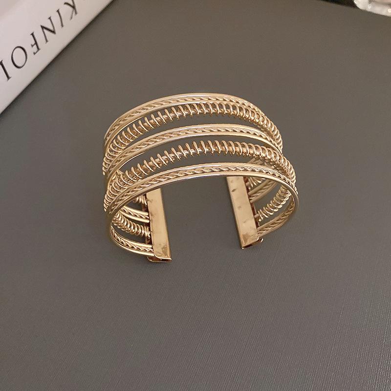 European & American Pleated Metal Bangle: Elegant Cold-Style Bracelet with High-End Luxury Design