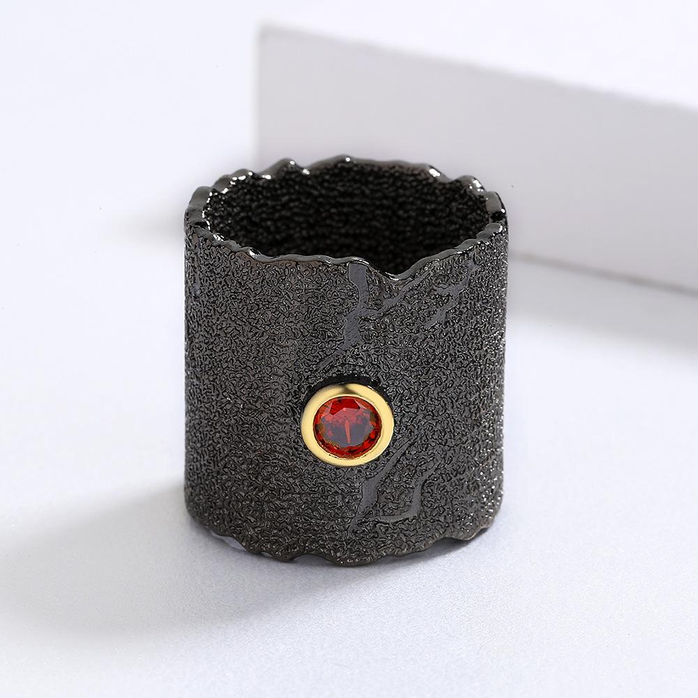 

Кольцо с преувеличенным гранатом Женское атмосферное зеленое конское новое указательное кольцо No. 10