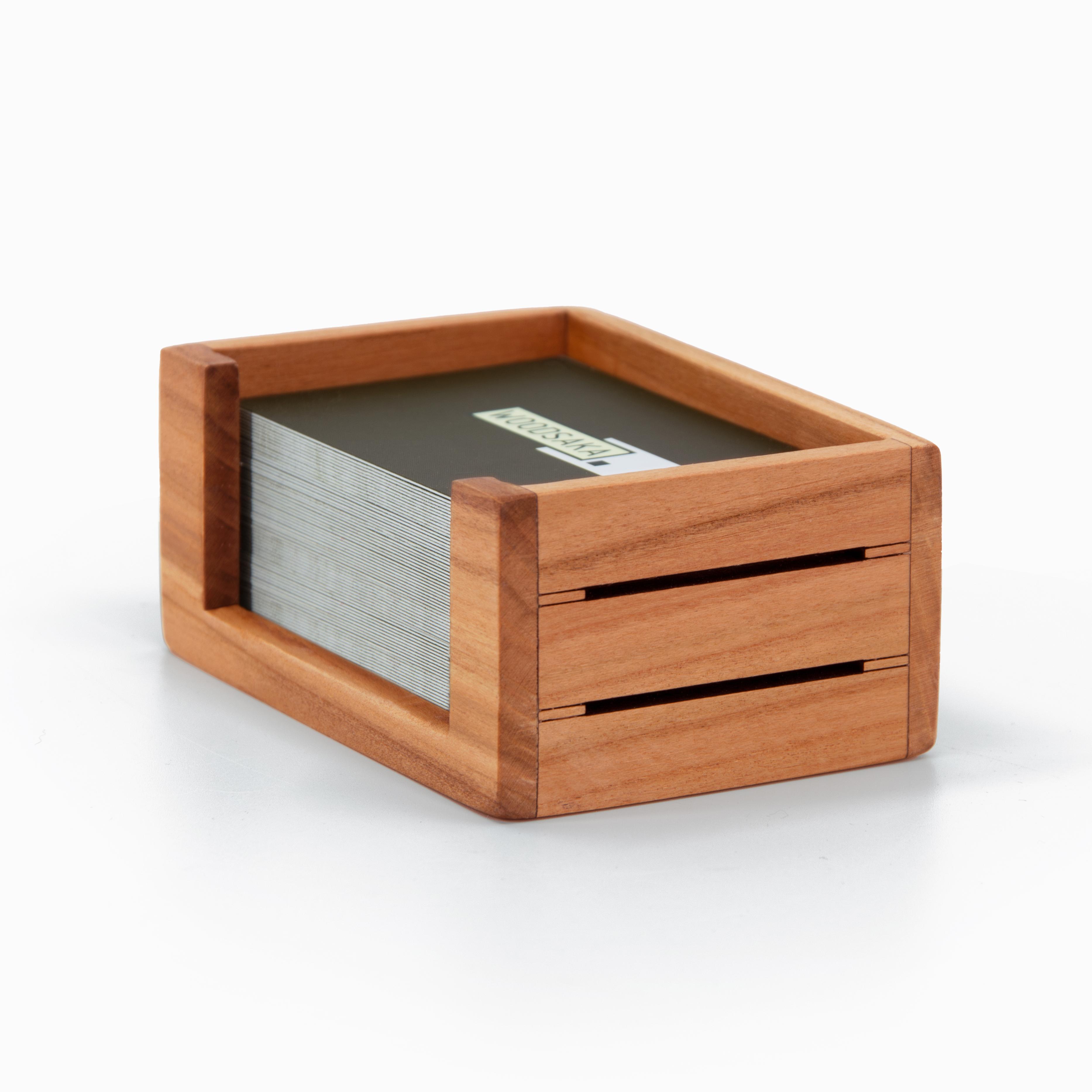 

Визитница – Вишневое дерево – 9,9 см x 6,8 см x 4,5 см(час) - ВУДСАКА